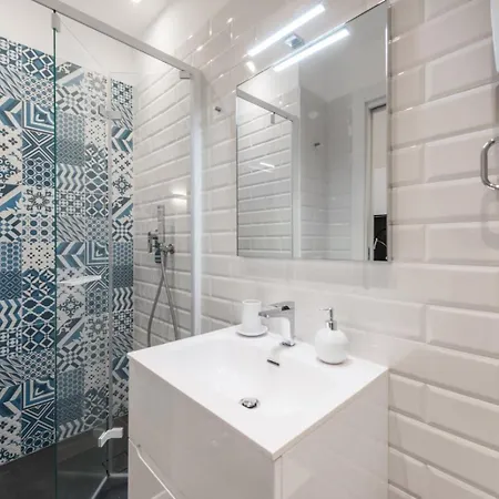 Dreams House Centre *